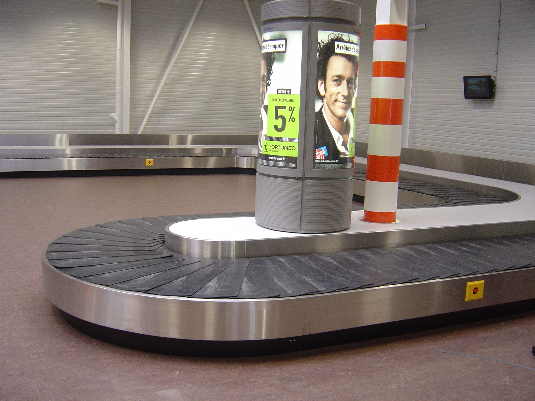 Flat baggage claim carousel
