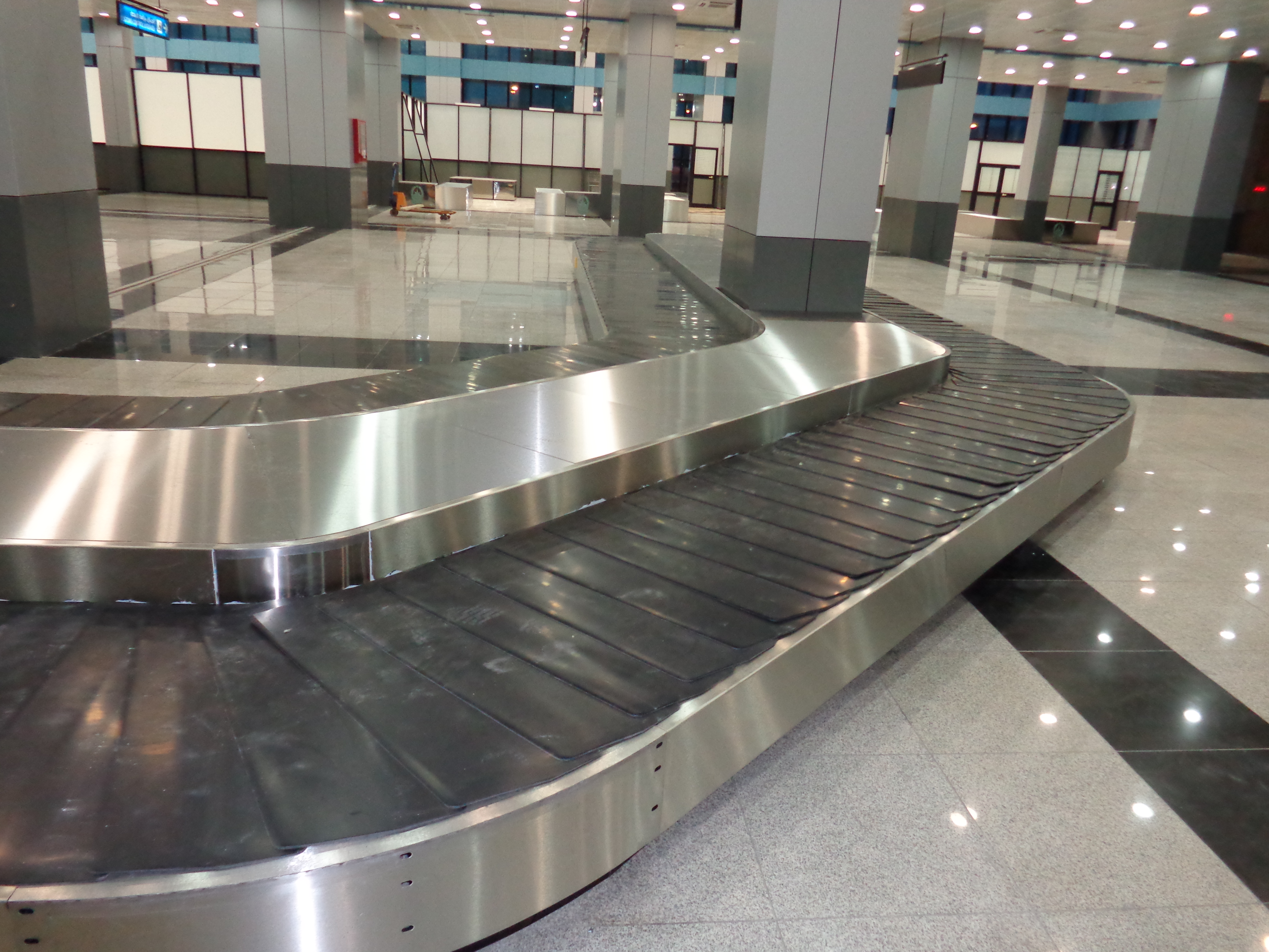 Flat baggage claim carousel