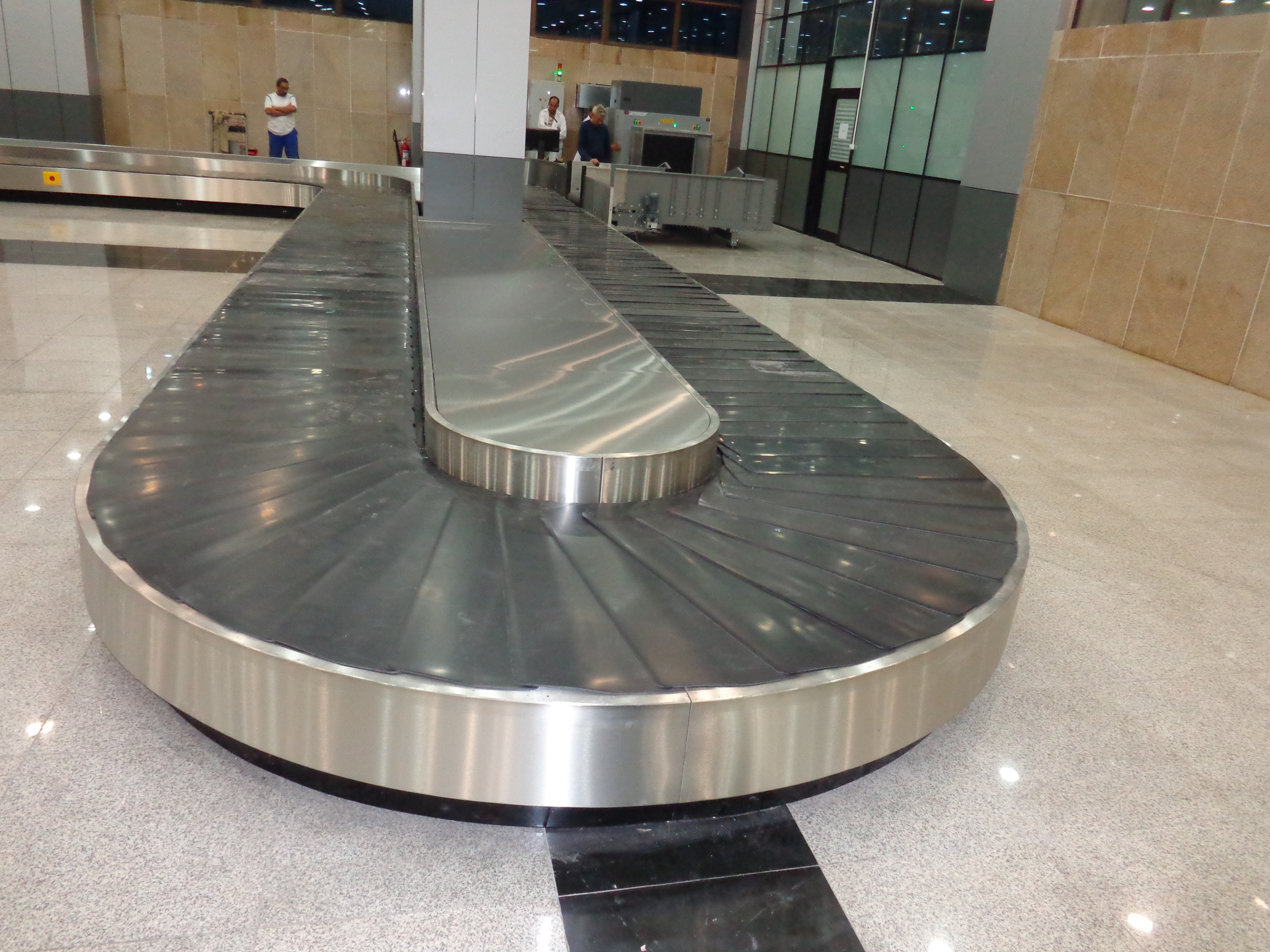 Horizontal luggage claim carousel