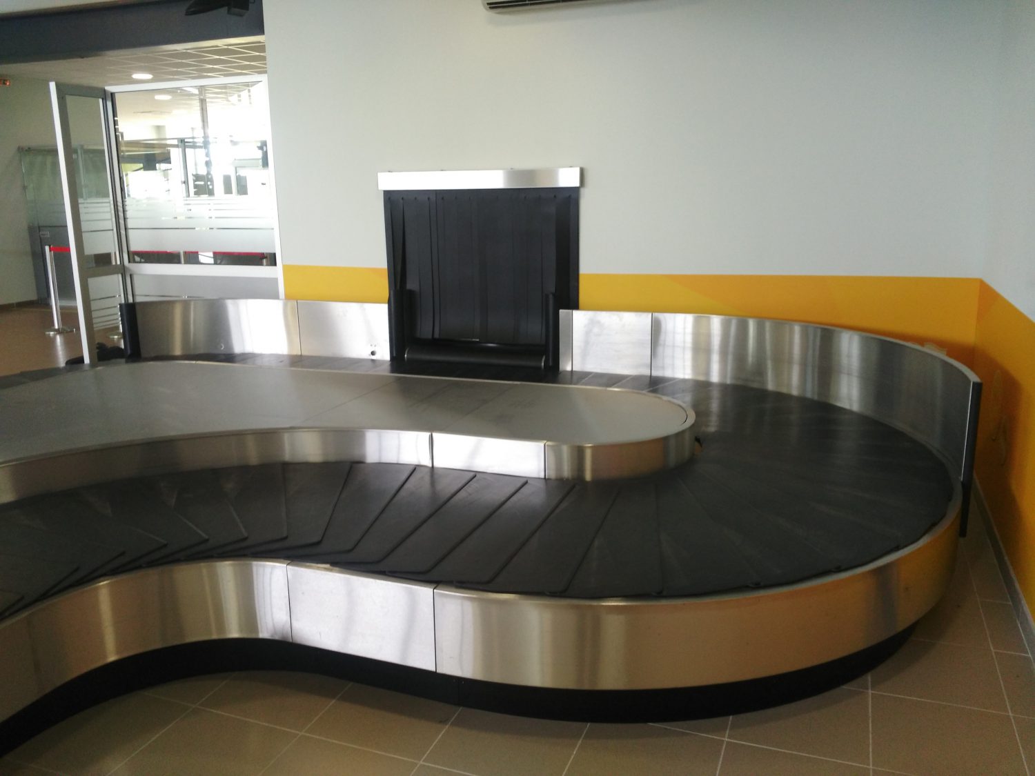 Baggage claim carousel