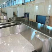 Baggage collector conveyor collector