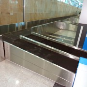 Baggage collector conveyor baggage conveyor