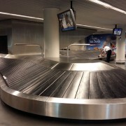 Baggage reclaim inclined carousel baggage carousel