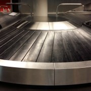 Baggage reclaim inclined carousel baggage carousel